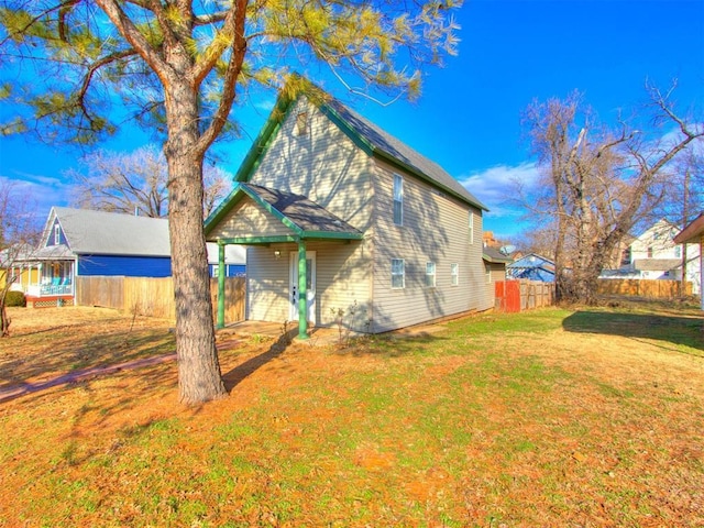 view of front of property featuring a front yard