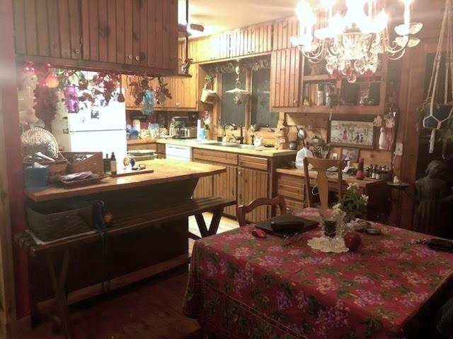 kitchen with sink and an inviting chandelier