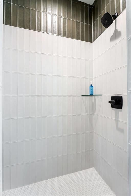 bathroom featuring a tile shower