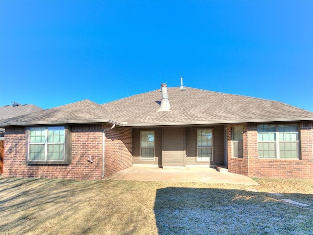 view of front of home featuring a patio area and a front lawn