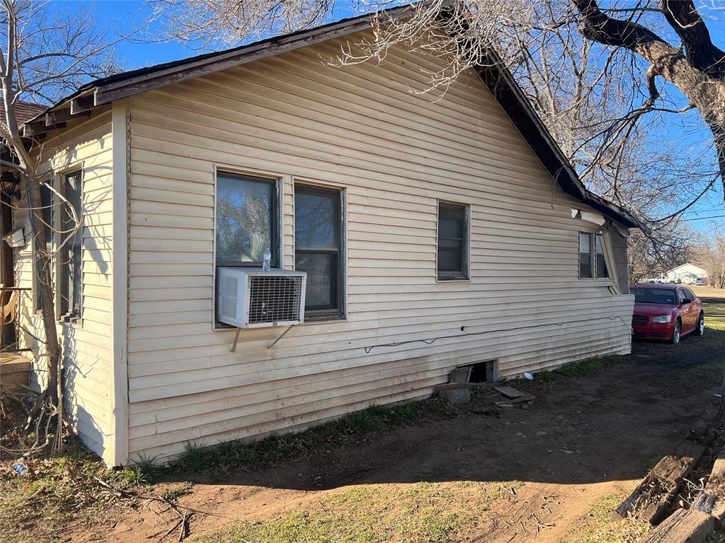 view of home's exterior with cooling unit