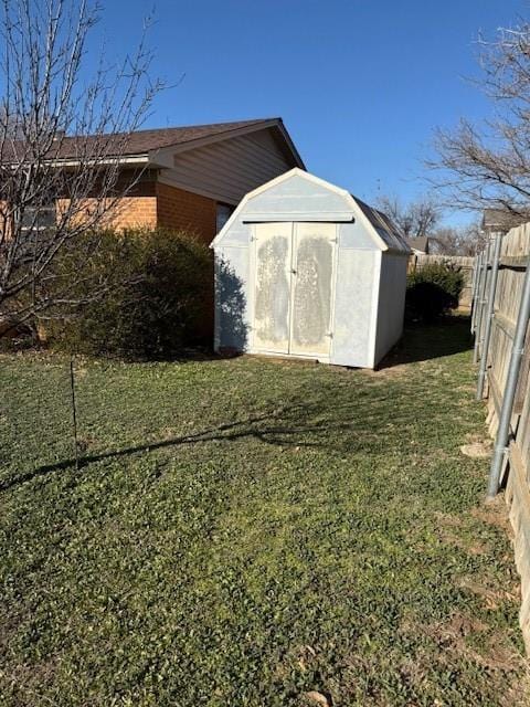 view of outbuilding with a yard