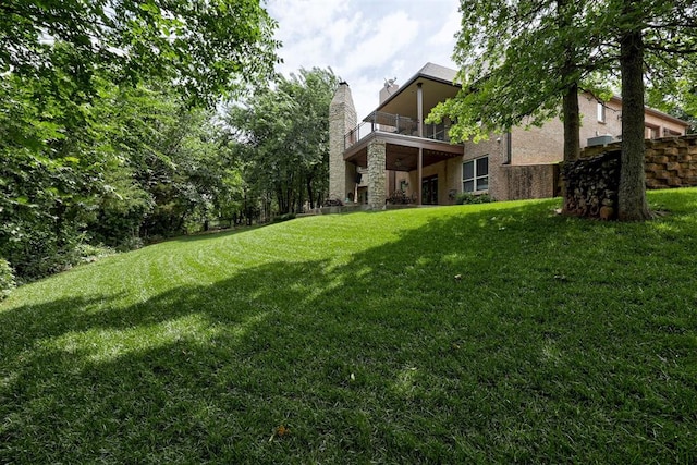 view of yard featuring a balcony