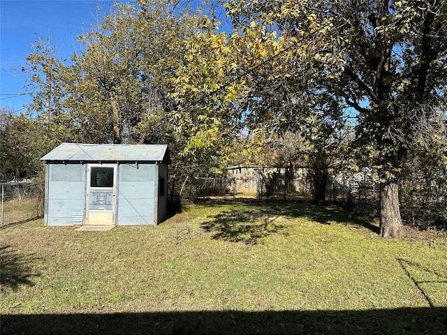 view of yard featuring a storage unit