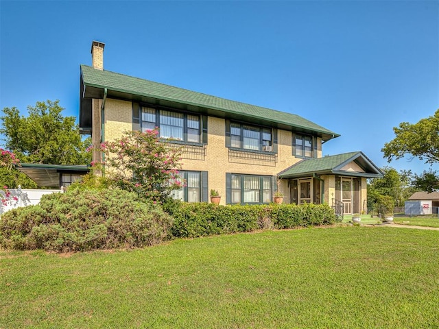 view of front of house featuring a front lawn