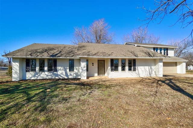 view of front facade featuring a front lawn and a garage