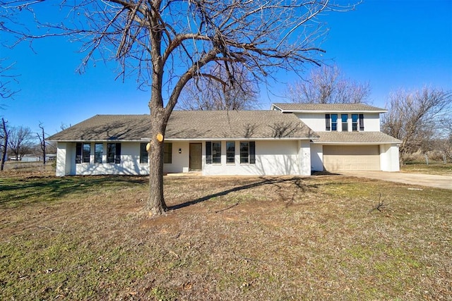 view of front of home featuring a front yard and a garage