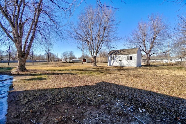 view of yard with a storage unit