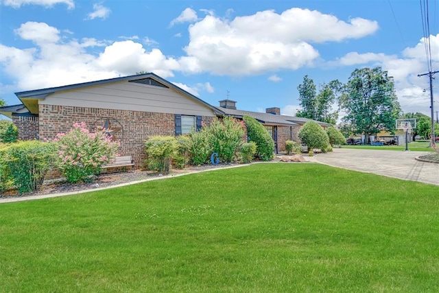 ranch-style home featuring a front lawn