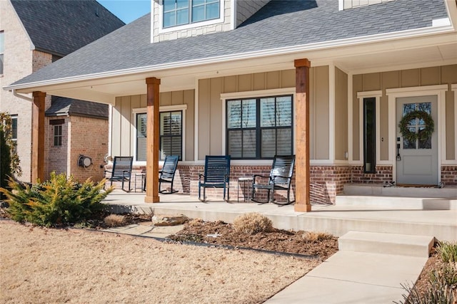 entrance to property featuring a porch