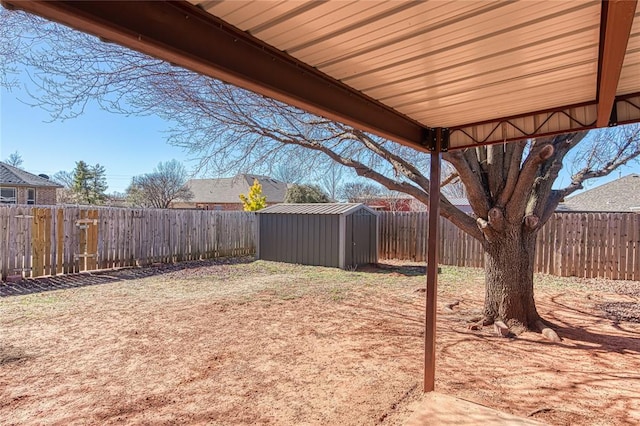 view of yard featuring a shed