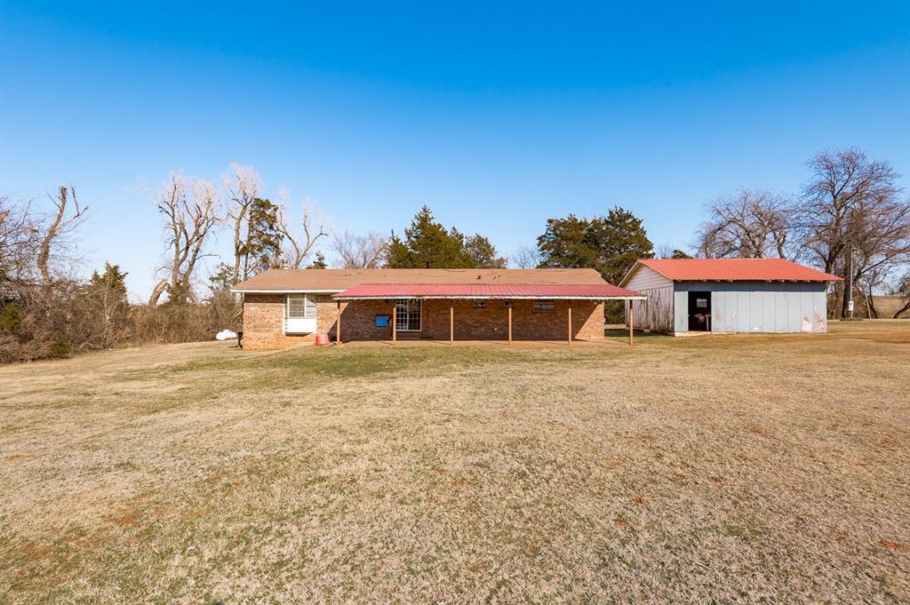 view of front of house with a front yard