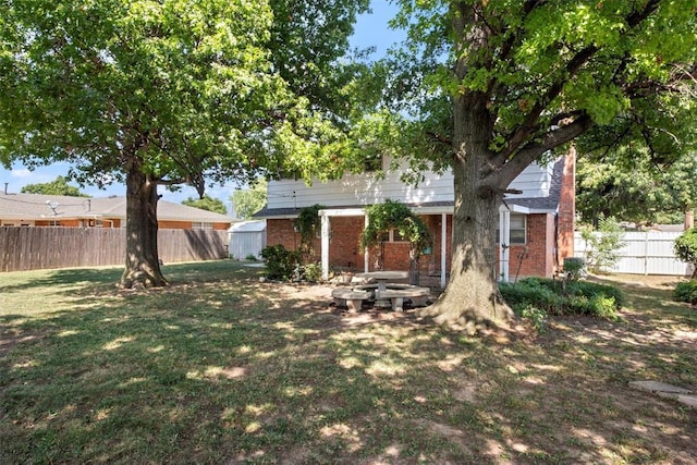 view of front facade with a front yard