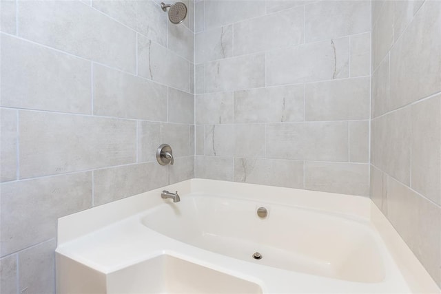 bathroom with tiled shower / bath combo