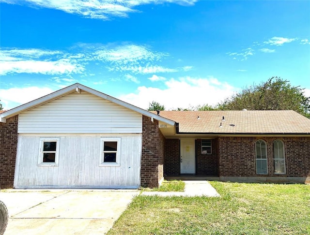 view of front of property with a front lawn