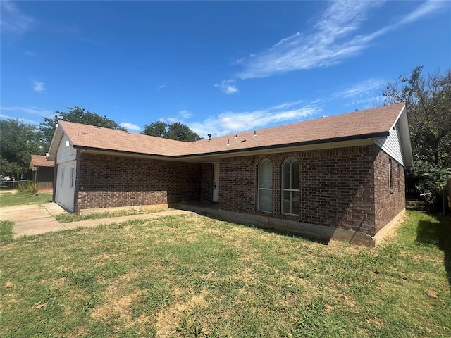 view of front of property with a front yard