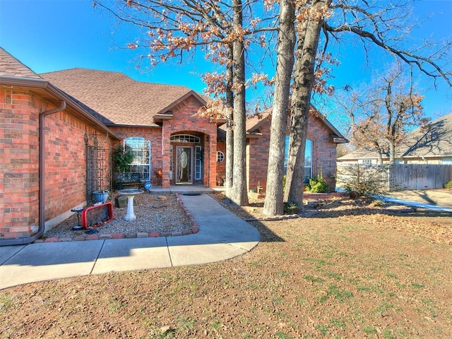 view of front facade featuring a front yard