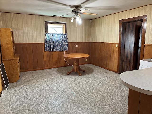 bathroom featuring ceiling fan