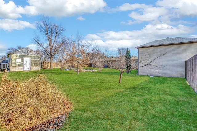 view of yard with an outbuilding