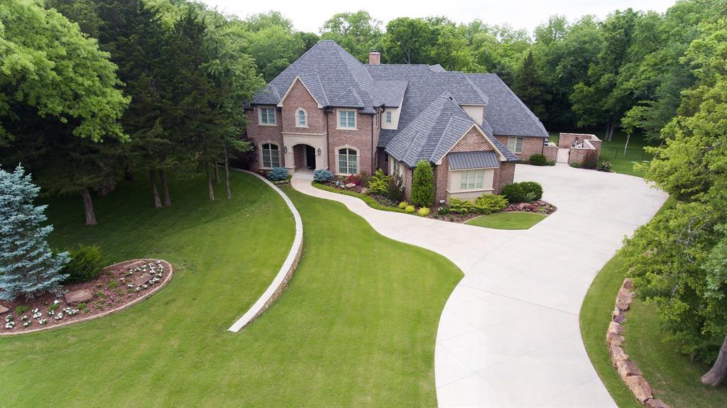 view of front facade featuring a front yard