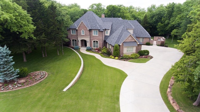 view of front facade featuring a front yard