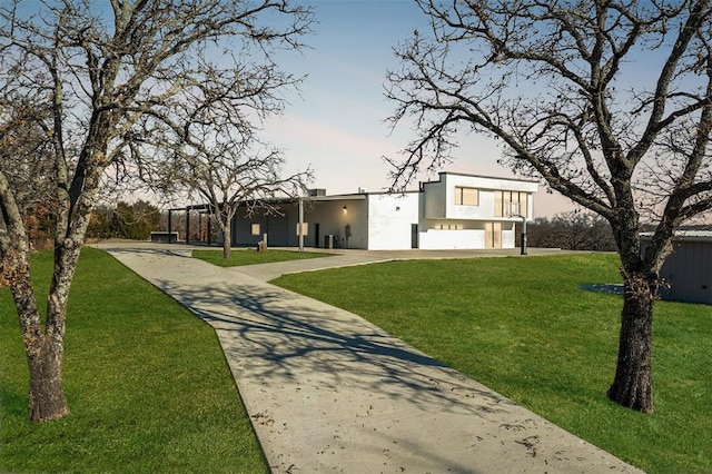 view of front of house featuring a garage and a lawn