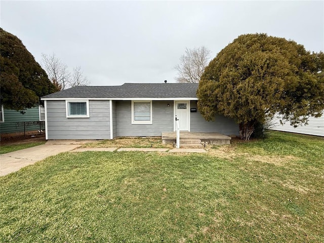 view of front of property featuring a front lawn