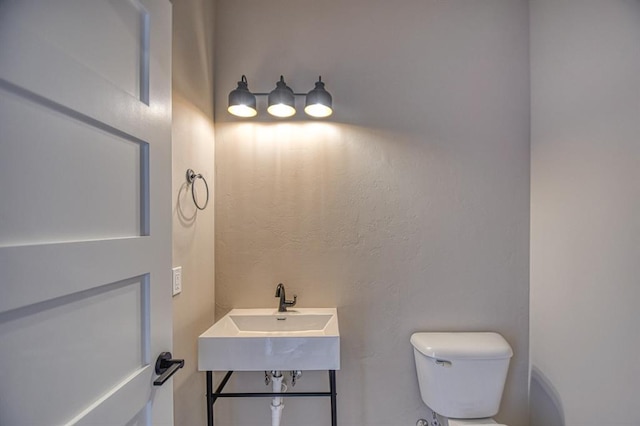 bathroom featuring toilet and sink