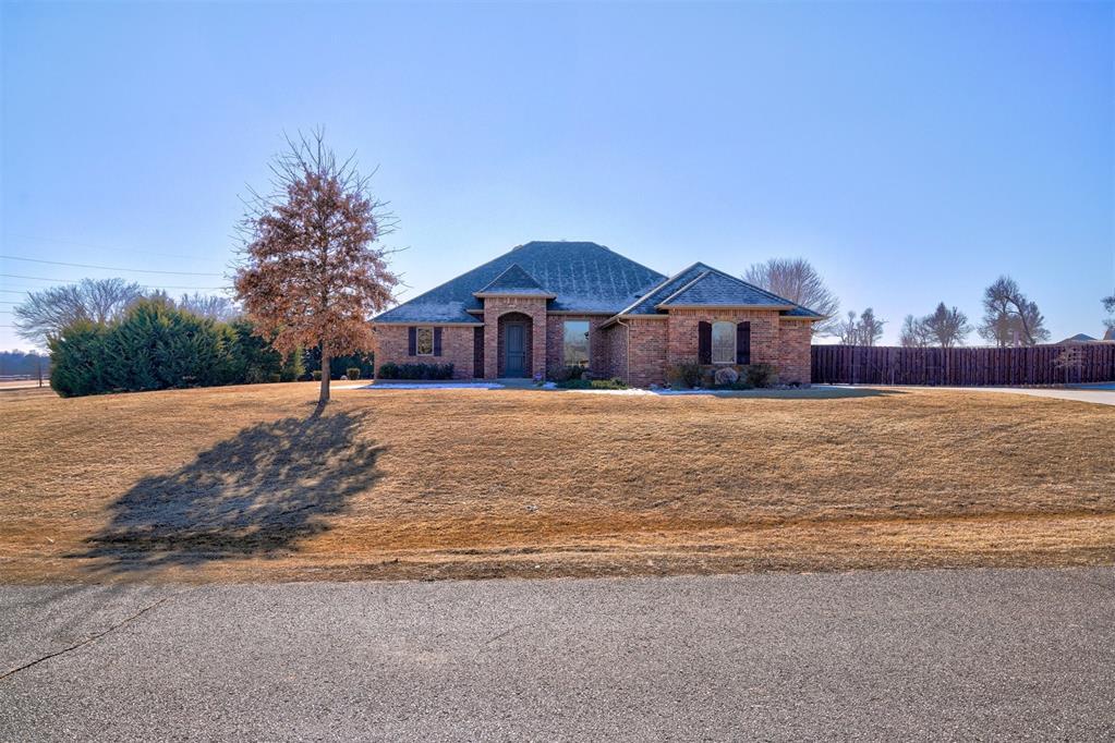 view of front of property featuring a front lawn