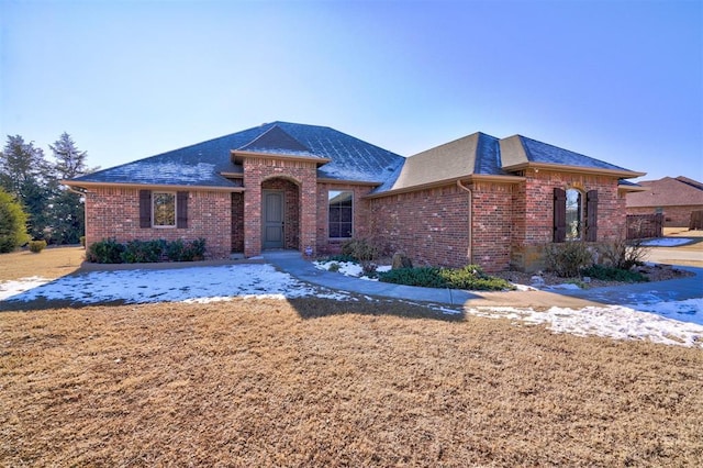 ranch-style home featuring a front lawn