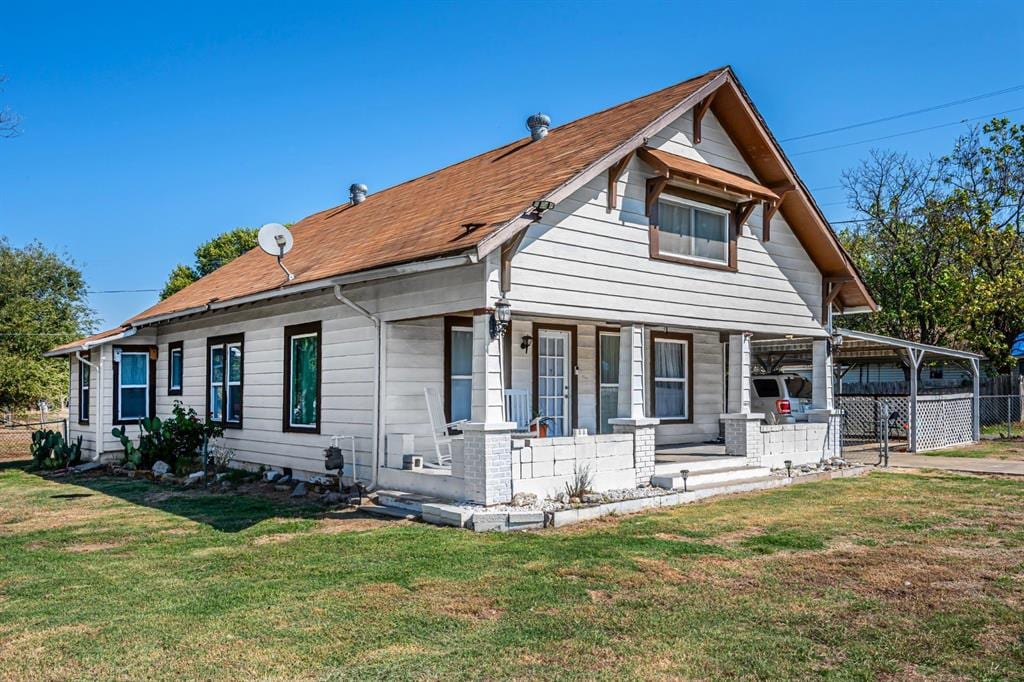 view of front of house with covered porch and a front lawn