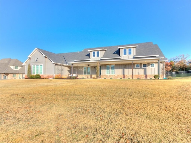 view of front of property featuring a front yard