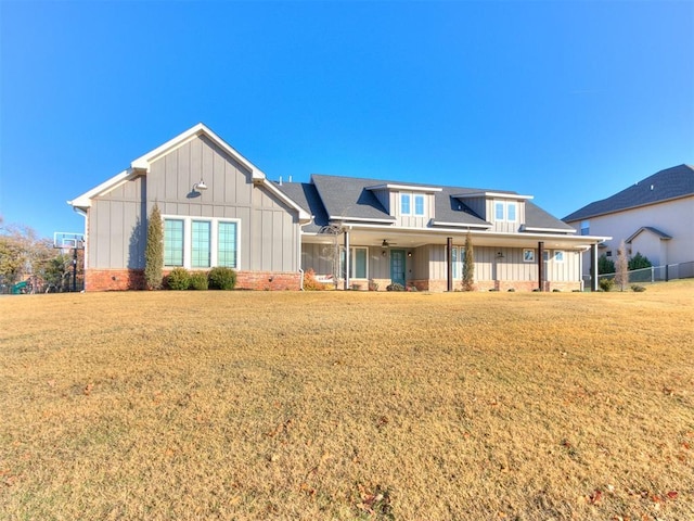 view of front facade featuring a front yard and a porch