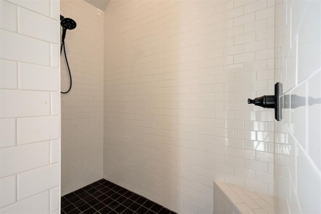 bathroom featuring a tile shower