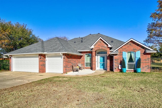 view of front of house featuring a front lawn and a garage