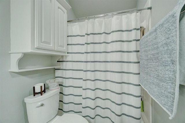 bathroom featuring toilet and a shower with curtain