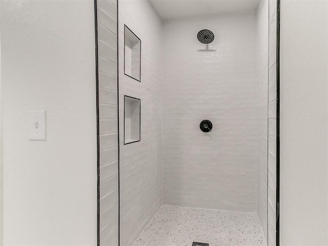 bathroom featuring a tile shower