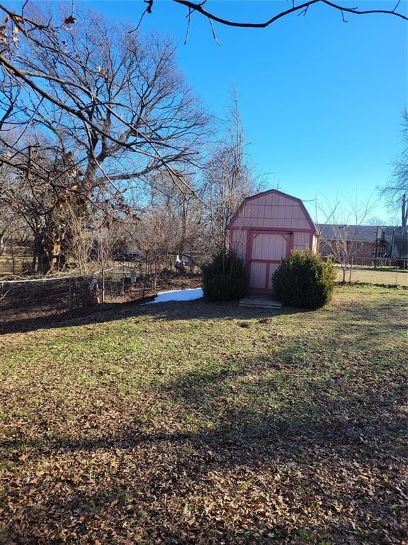 view of yard with an outdoor structure