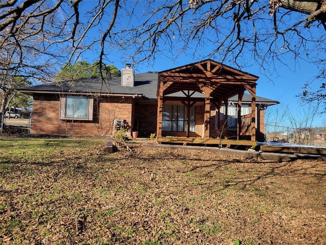 view of front facade featuring a front yard