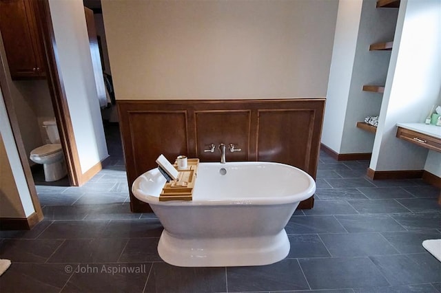 bathroom featuring toilet and a bathtub