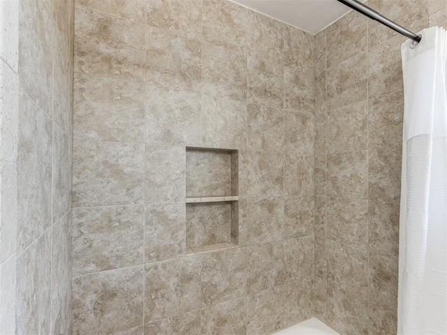 bathroom featuring shower / tub combo