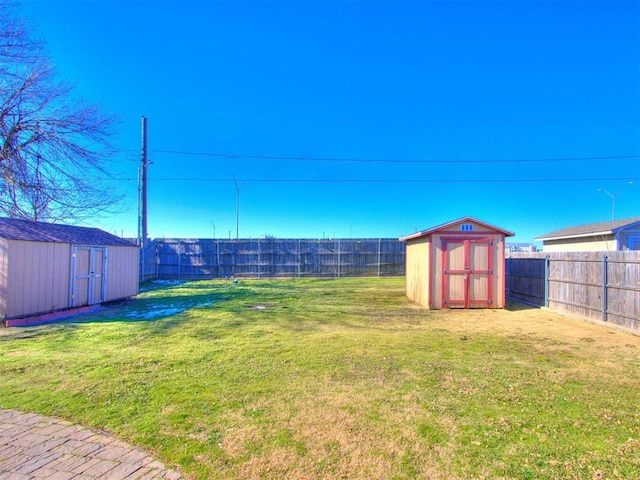 view of yard with a storage unit