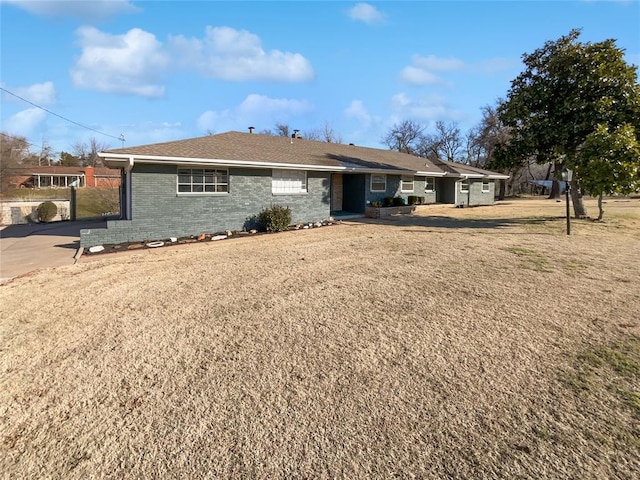 view of front facade featuring a front yard