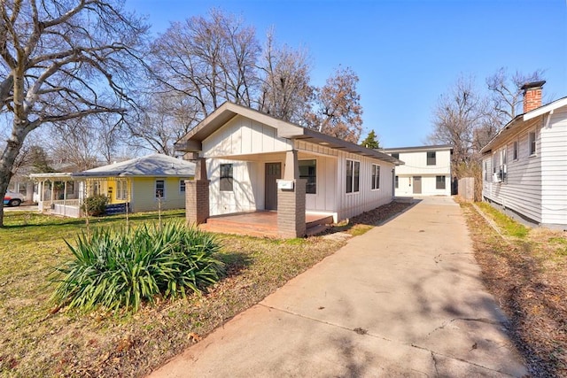 view of front of property with a front yard and covered porch