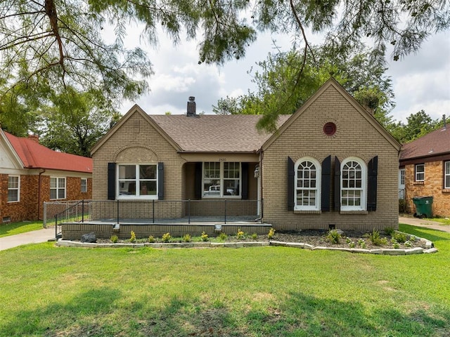 view of front of property featuring a front lawn and a porch