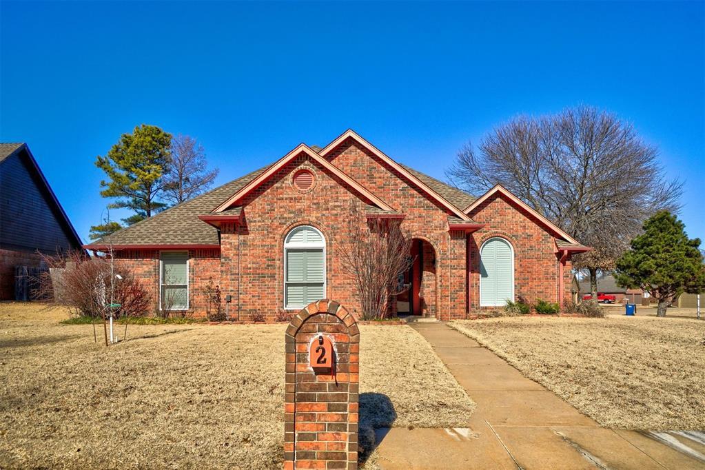 view of front of home featuring a front lawn