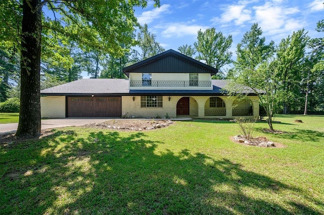 view of front of home featuring a front yard and a garage