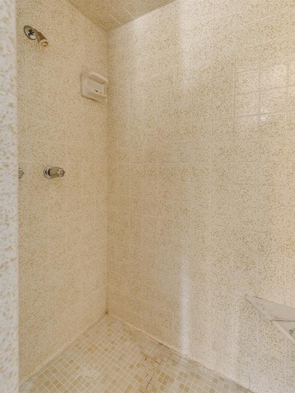 bathroom featuring a tile shower