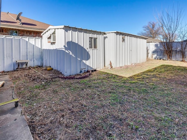 view of yard featuring a storage unit