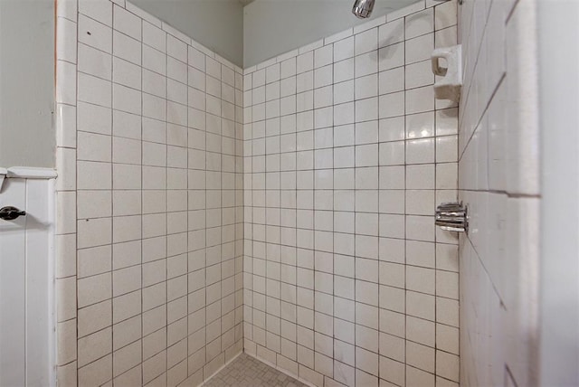 bathroom featuring tiled shower